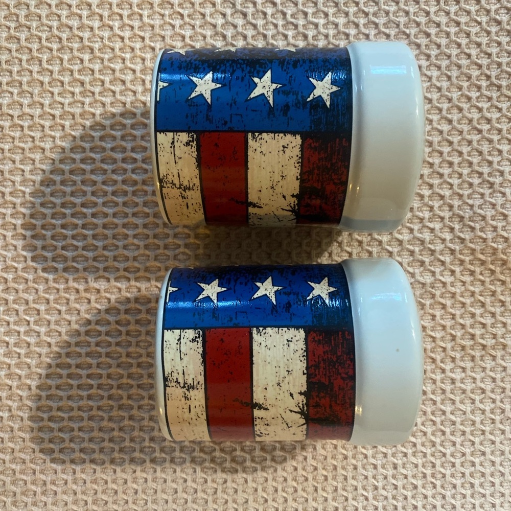 Sakura Warren Kimble “Colonial” Americana Salt & Pepper Shakers.   1997